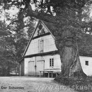 '1809 wurde unweit des Soolgrabens bei Burgkühnau ein Schuppen errichtet. Er enthält um 1900 ein eingerichtetes Zimmer mit Kochgelegenheit. Hier findet sich zur Sommerszeit an Donnerstagabenden eine Gesellschaft von Beamten und Künstlern zu zwangloser Unterhaltung zusammen, die sogenannte 'Schuppengesellschaft'.'  (aus : 'Neunhundert Jahre Anhaltinische Dorfgeschichte von Pfarrer Grape'