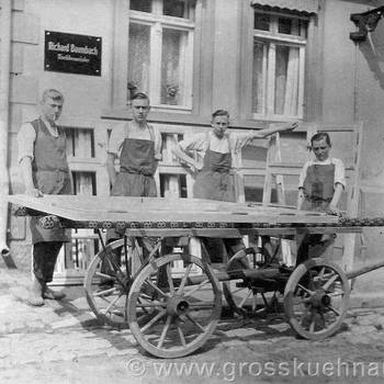 Ein weiterer Handwerksbetrieb im Ort war der Tischlereibetrieb Richard Baumbach im Kirchweg.  Richard und Karl Baumbach inmitten zweier Gesellen